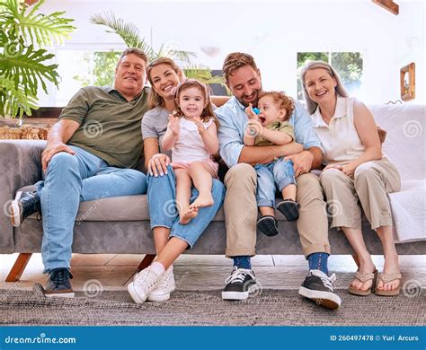Famiglia multietnica con bambini e genitori maturi