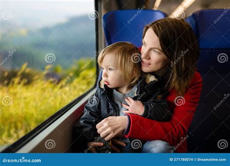 Famiglia che supporta giovane madre