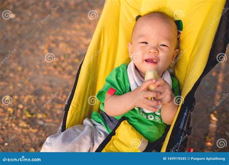 Bambino sorridente su un passeggino Maclaren