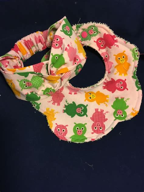 set regalo bavaglino e tovaglietta fatti a mano