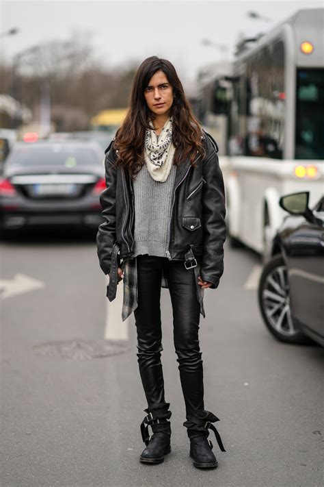 Modella incinta che indossa leggings in ecopelle con un top elegante a una festa