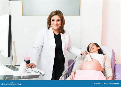Donna che consulta un ginecologo