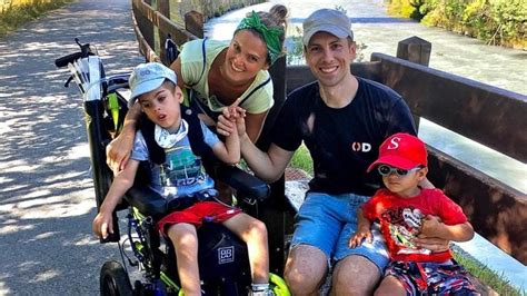 Famiglia che assiste con disabilità
