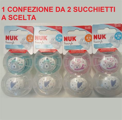 Bambino che succhia un ciuccio NUK