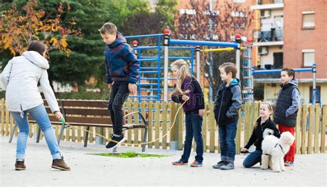 Bambini che giocano al parco con scarpe da ginnastica
