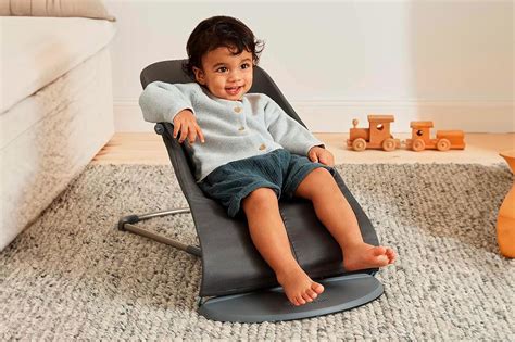 Bambino felice su una sdraietta