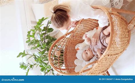 Neonato in una culla circondato da fiori