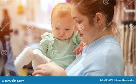 Bambino con un'espressione divertita