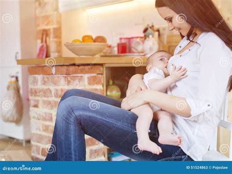 Mamma allatta al seno il suo bambino