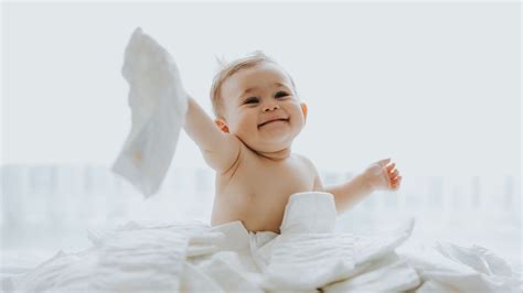 Bambino in movimento con un pannolino Lupilu che illustra la flessibilità