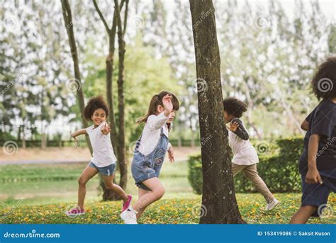 Bambini che giocano a un gioco di conte in un parco