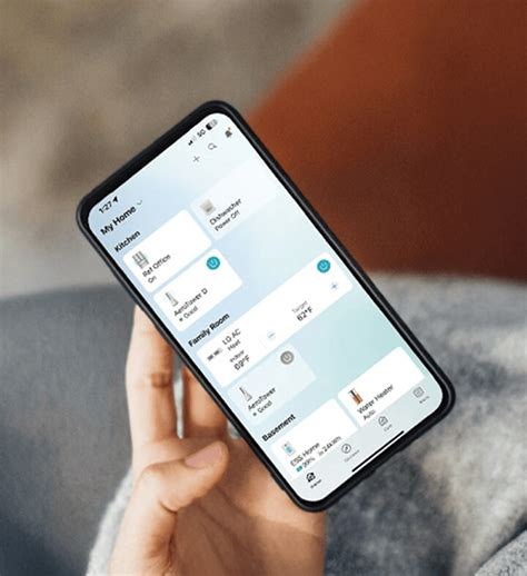 Smartphone con l'app DoveConviene e la newsletter Prénatal