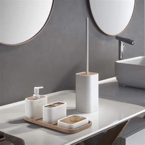 Infografica con i benefici dei diversi accessori del set da bagno per bambole