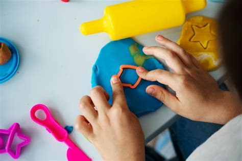 Bambino che gioca con plastilina, attività manuale alternativa