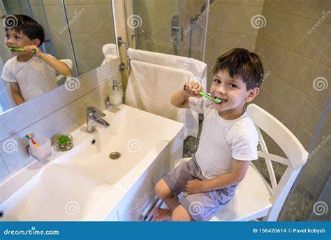 Bambino che si lava i denti sorridendo