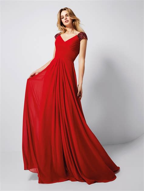 Donna incinta che indossa un elegante abito rosso durante una cerimonia