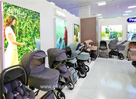 Molti modelli di passeggini in esposizione