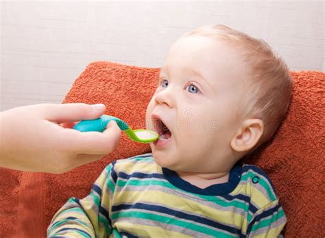Neonato che mangia dal biberon