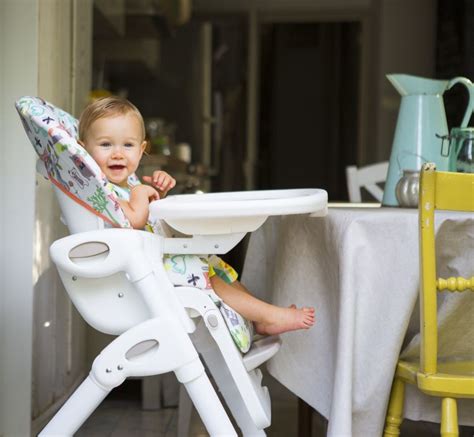 Seggiolone che mostra le diverse configurazioni dalla nascita fino alla sedia per bambini più grandi