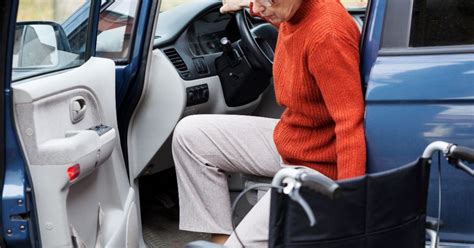 Illustrazione di un veicolo con adattamenti specifici per la guida da parte di persone con disabilità motoria
