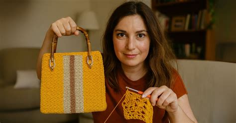 Borsa per il cambio elegante e alla moda indossata da una mamma