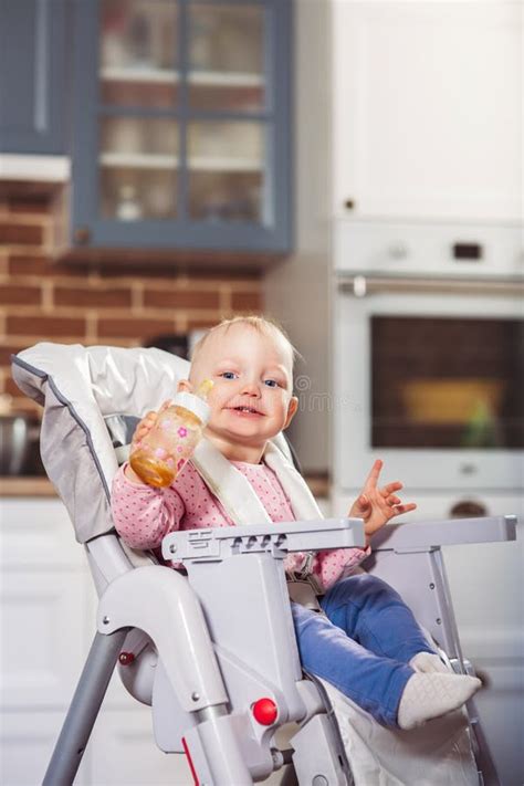 Bambino che gioca mentre siede nel seggiolone