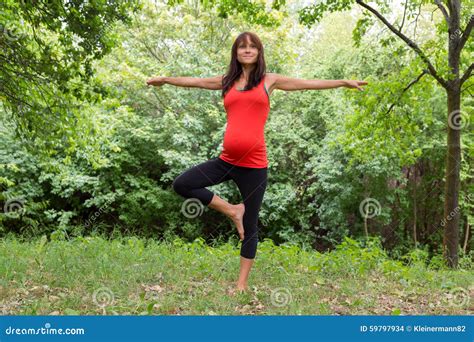 Immagine composita di una donna incinta che fa una passeggiata e prepara un pasto sano