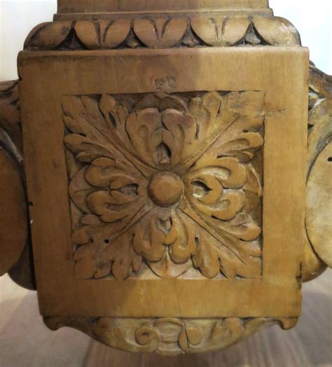 Culla in legno rustico con dettagli intagliati
