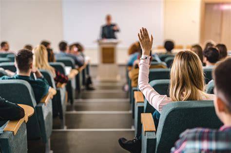 Studenti che sostengono un esame universitario