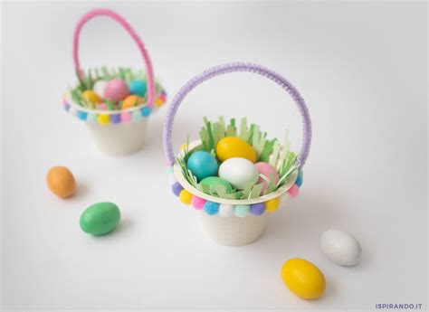 Cestino di Pasqua realizzato con il riciclo di un barattolo di ricotta e scovolini colorati