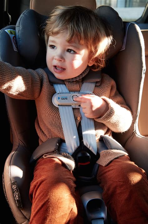 Bambino seduto correttamente nel seggiolino auto, senza giaccone imbottito