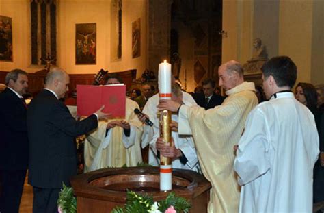 Cero battesimale acceso dal cero pasquale