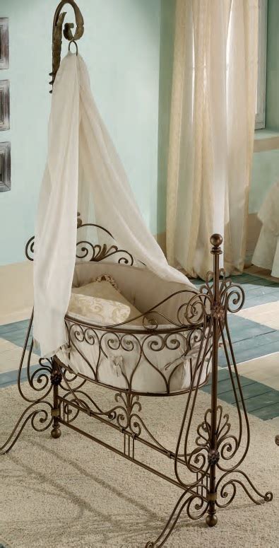 Culla in ferro battuto con dettagli ornamentali