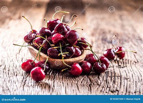Ciliegie fresche in una ciotola