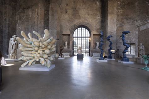 Scultura di Tony Cragg alle Terme di Diocleziano