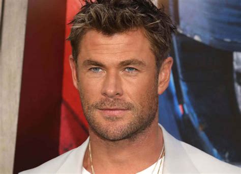 Chris Hemsworth che indossa la tuta AGNES durante le riprese di 