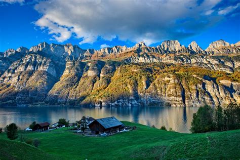 Panorama del lago di Walenstadt con vigneti e montagne