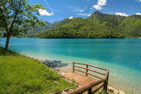 Lago di Ledro con spiaggetta e montagne