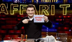 Max Giusti durante la conduzione di Affari Tuoi