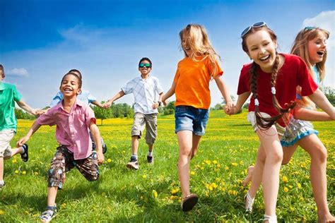 bambini che giocano con le rime e le mani