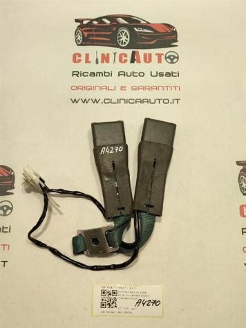 dettaglio aggancio cintura di sicurezza su seggiolone