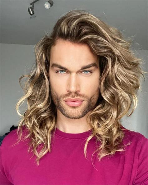 Uomo con capelli lunghi scalati