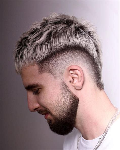 Uomo con viso ovale e capelli lunghi