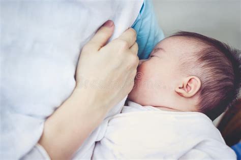 Madre che allatta con il neonato in primo piano