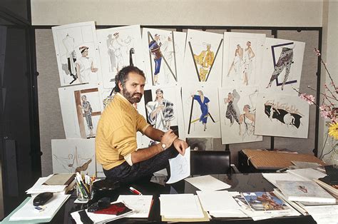 Gianni Versace in studio creativo