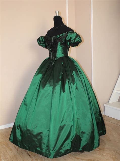Abito verde vittoriano