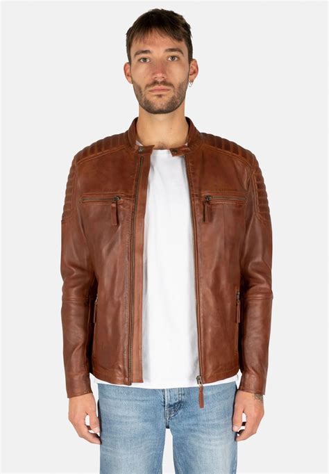 Giubbotto di pelle con jeans a vita alta