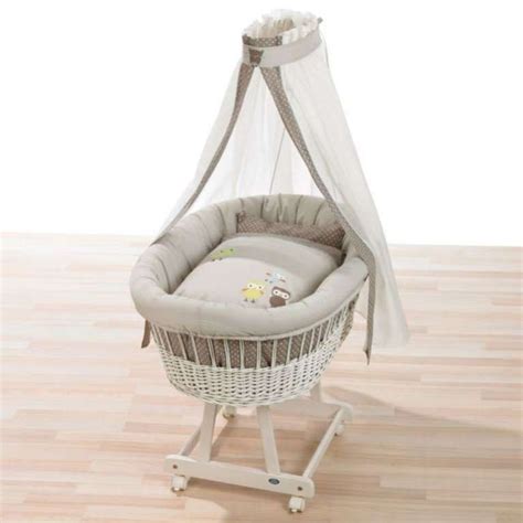 Culla in vimini per neonato in un ambiente naturale