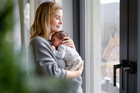 Neonato in braccio alla mamma: un'esperienza multisensoriale