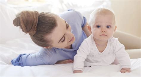 Genitore che coccola il neonato per favorire lo sviluppo